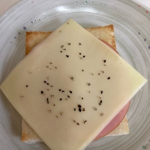 黒胡椒でパンチを♪ハム&溶けないチーズ乗せトースト